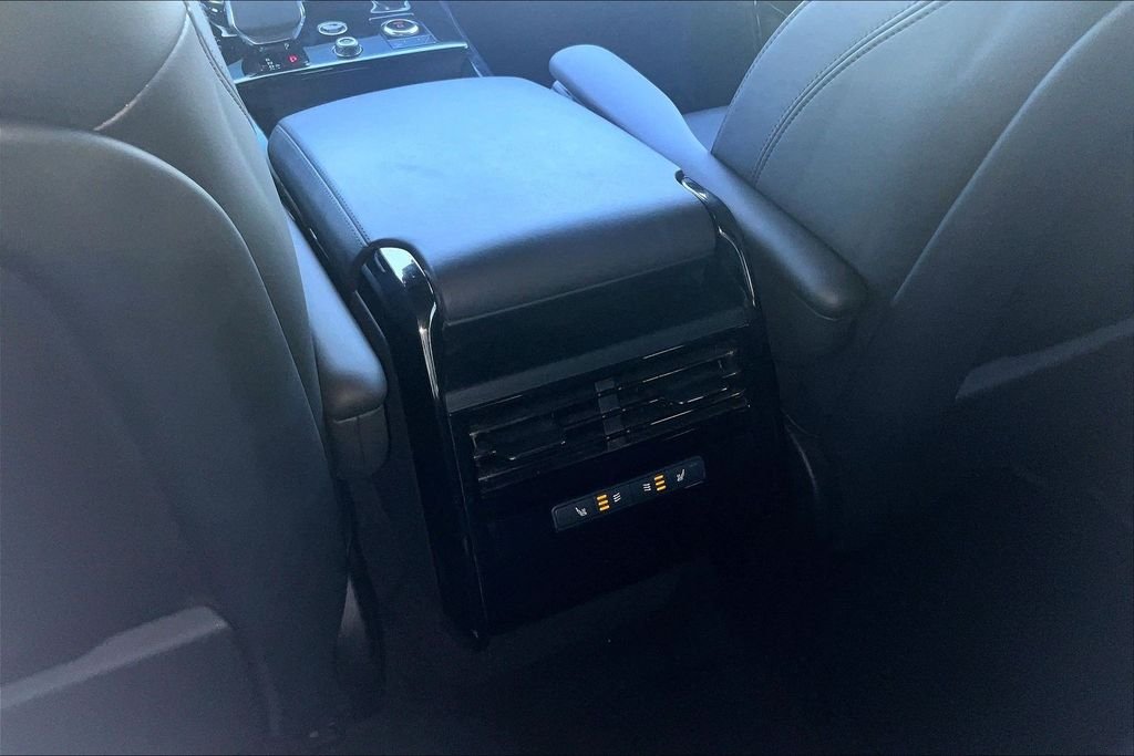 Used 2023 White Land Rover SE Dynamic image 25