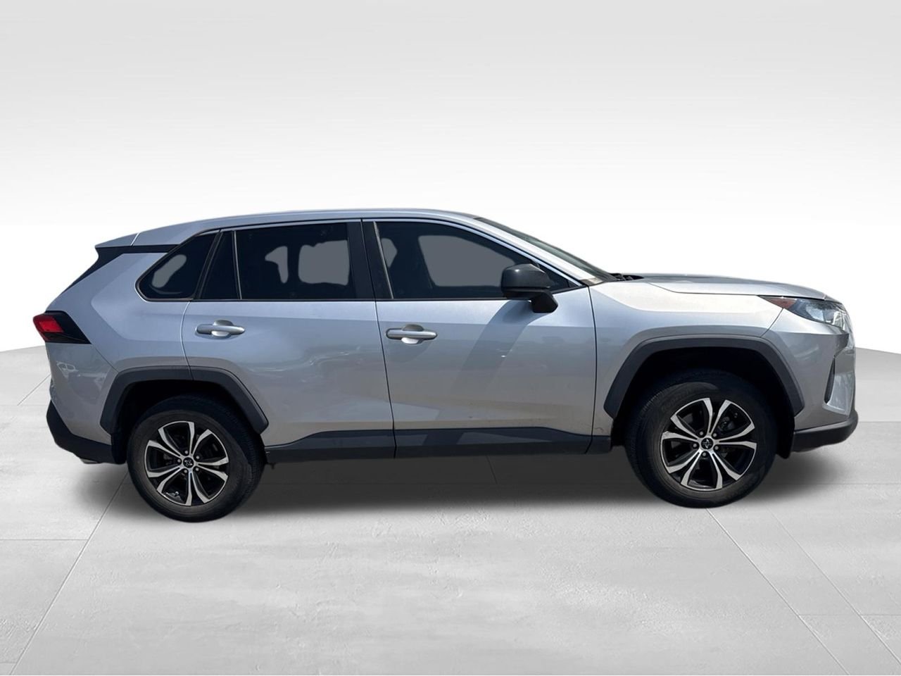 Used 2022 Silver Toyota LE image 4