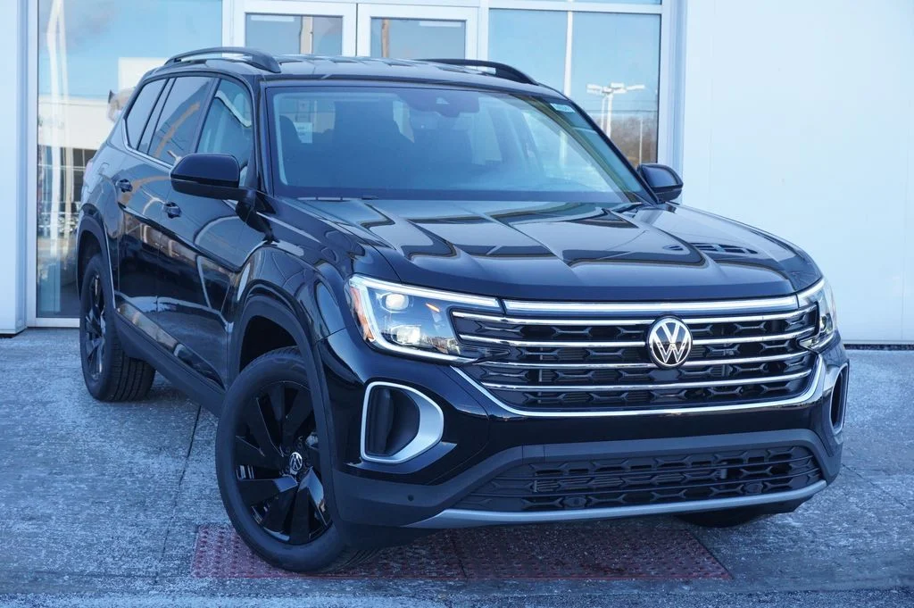 New 2026 Black Volkswagen 2.0T SE w/Technology image 4