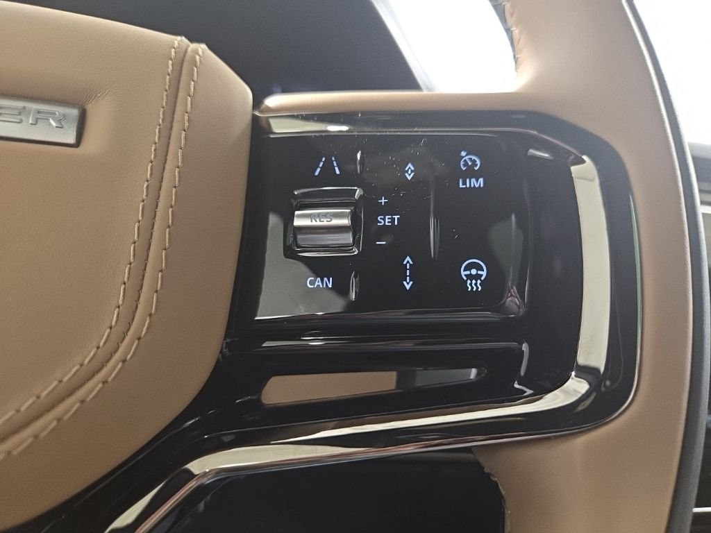 Used 2025 Fuji White Land Rover Dynamic SE image 12
