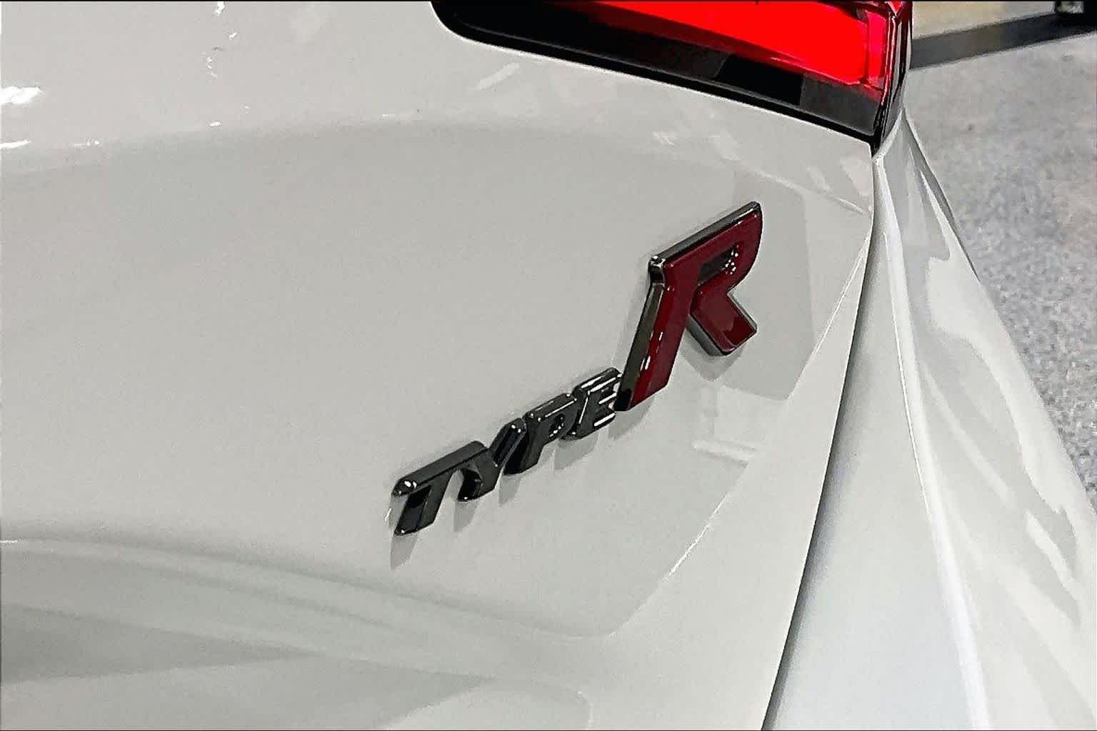 Used 2025 Championship White Honda  image 28
