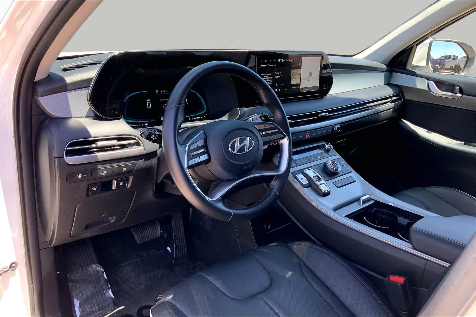 Used 2025 Hyper White Hyundai SEL image 17