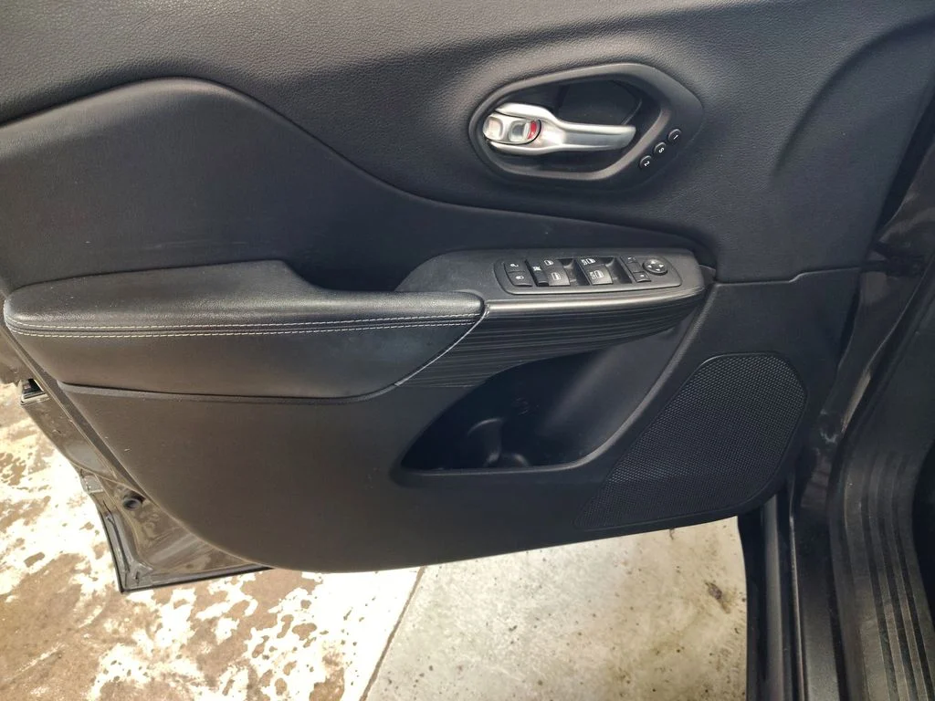 Used 2015 Gray Jeep Limited image 15