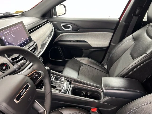 Used 2024  Jeep Latitude image 22