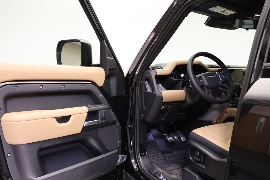 New 2026 Santorini Black Metallic Land Rover V8 image 28