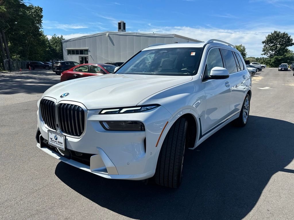 Used 2026 Mineral White Metallic BMW xDrive40i image 3