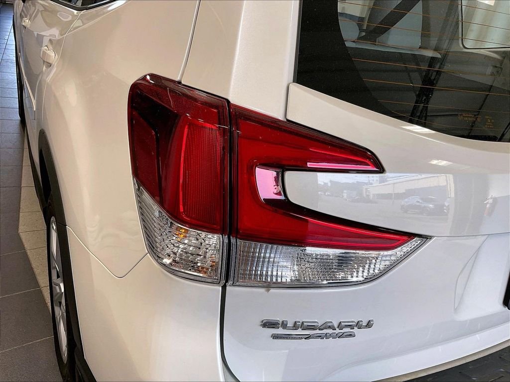 Used 2023 White Subaru Base image 32