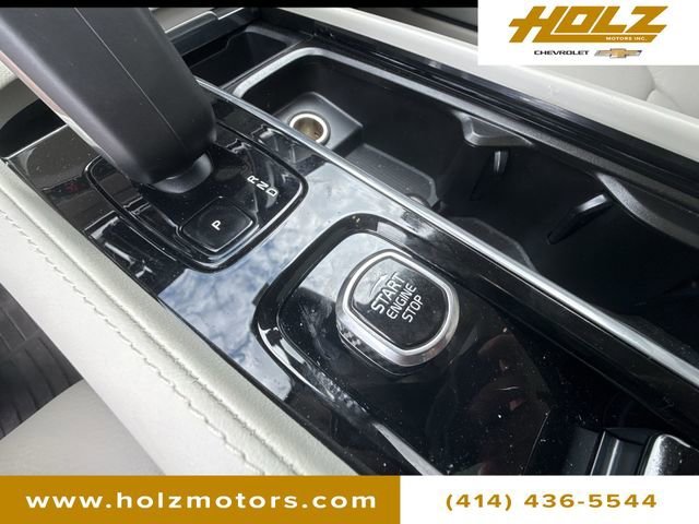 Used 2025 Gray Volvo Plus, B6 AWD Gas (mild hybrid) image 17