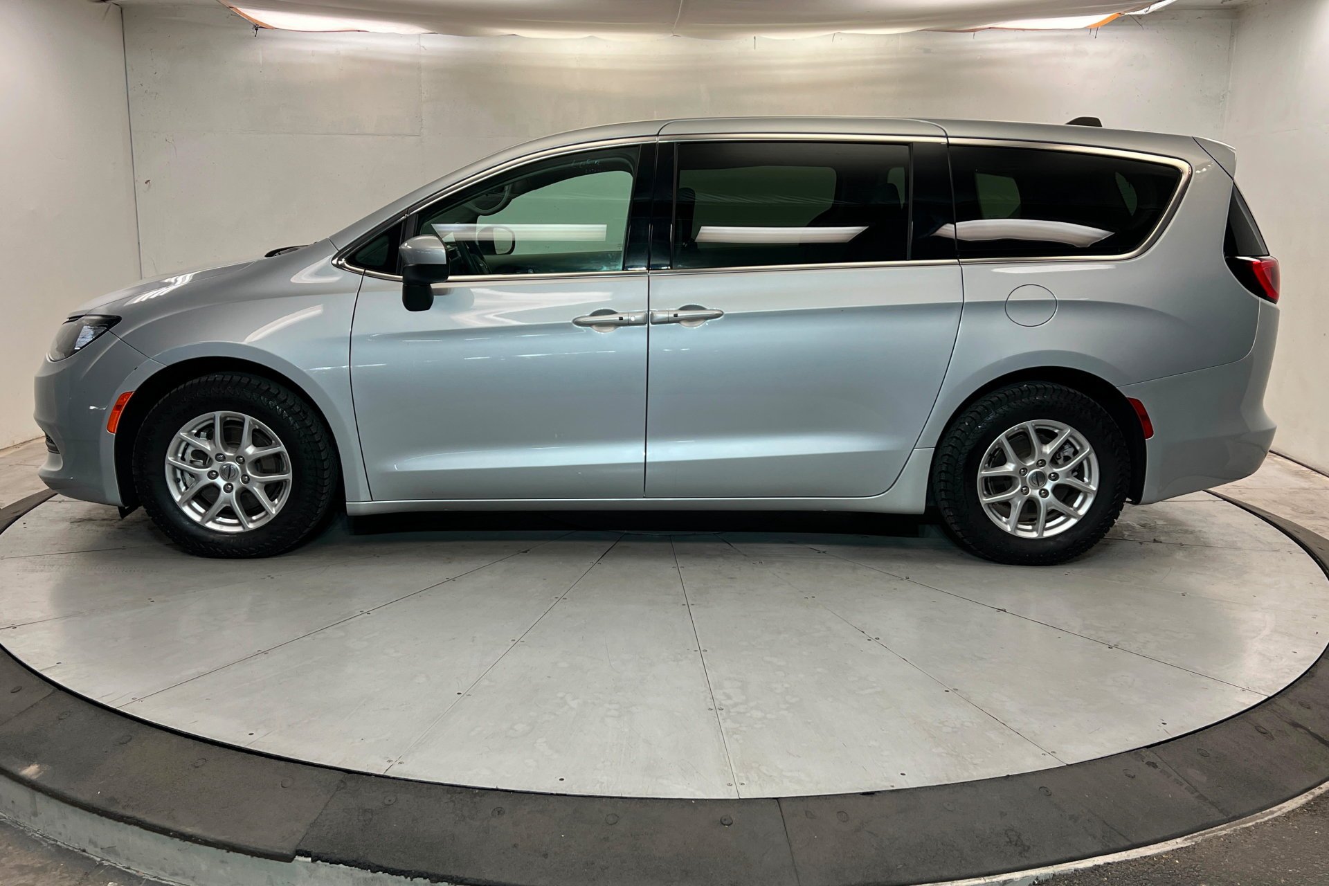 Used 2023 Silver Mist Clearcoat Chrysler LX image 2
