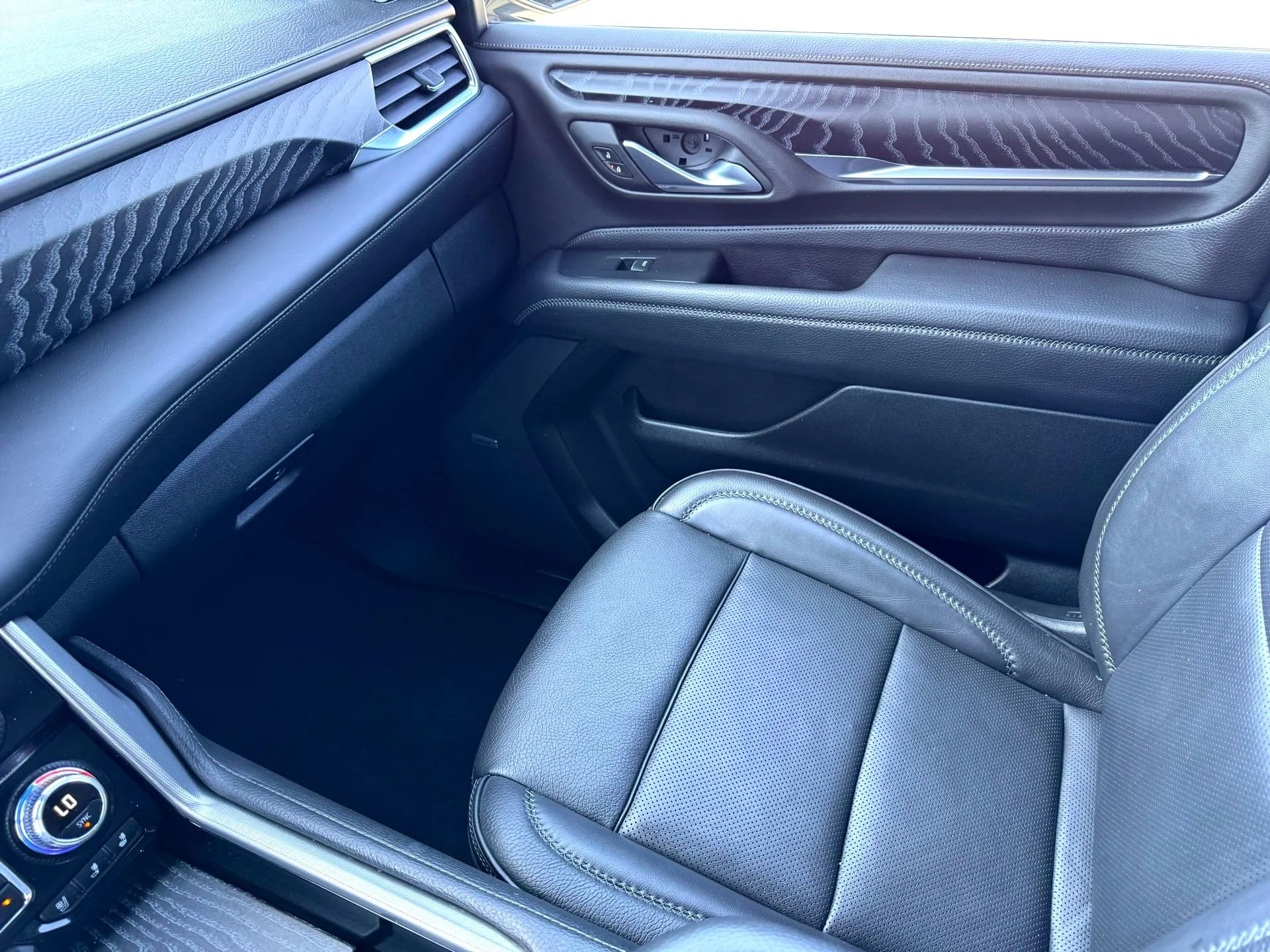 Used 2024 Sterling Metallic GMC Denali image 31