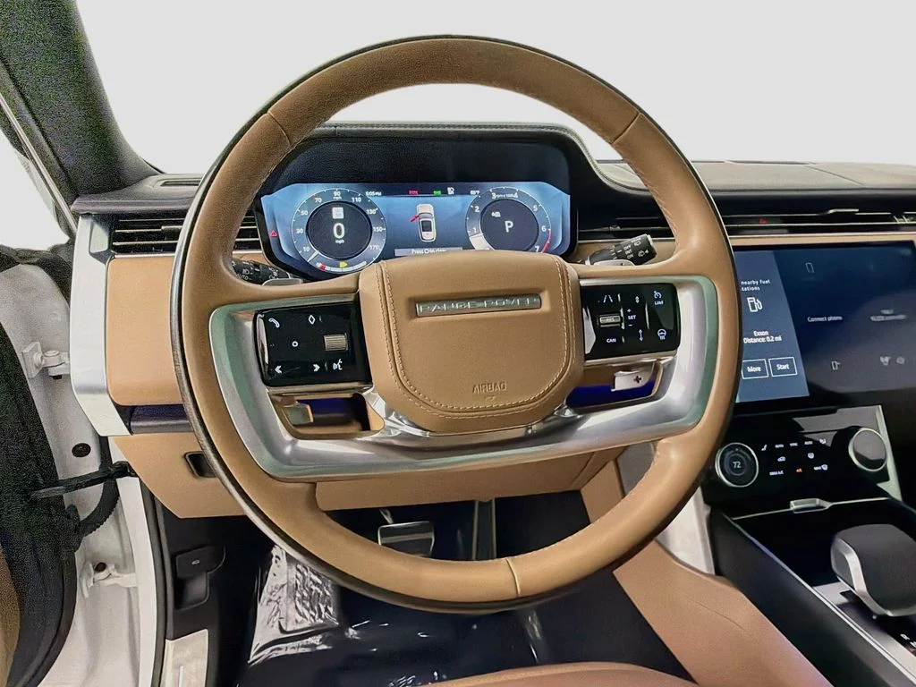 Used 2023 White Land Rover SE image 11