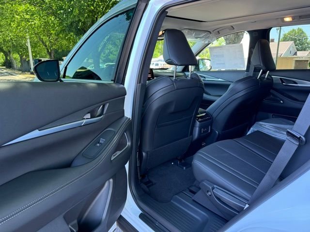 New 2027 RADIANT WHITE INFINITI Luxe FWD image 37
