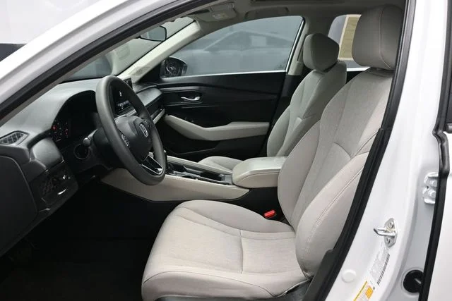 Used 2025 White Honda SE image 6