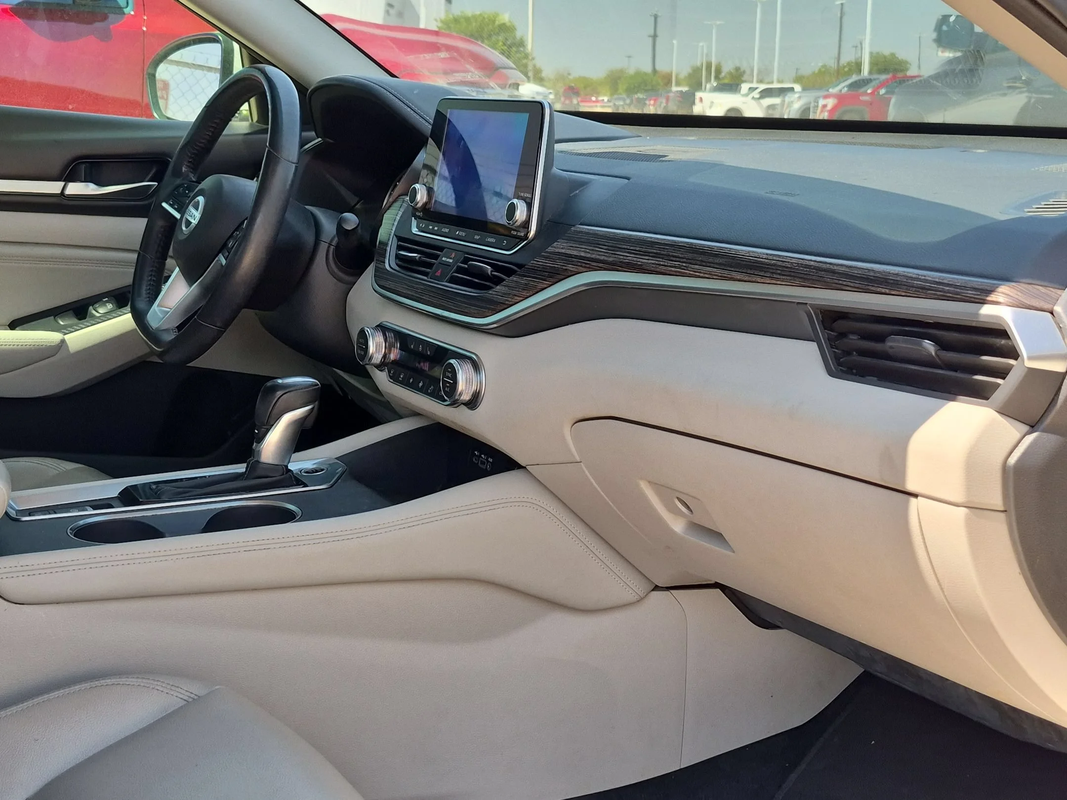 Used 2019 White Nissan 2.5 Platinum image 27