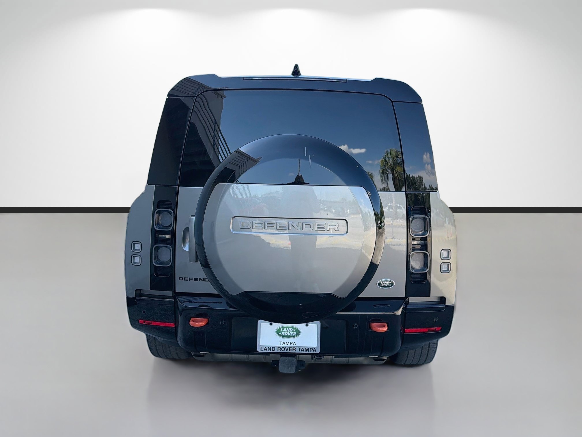 Used 2023 Silicon Silver Premium Metallic Land Rover X image 4