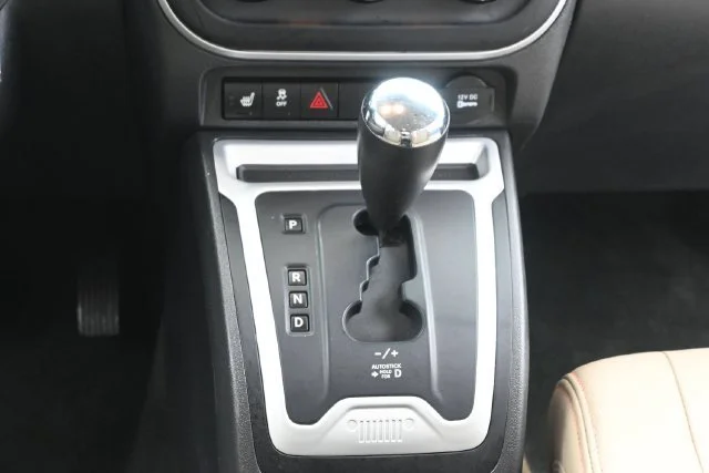 Used 2016 Bright White Clearcoat Jeep Latitude image 19