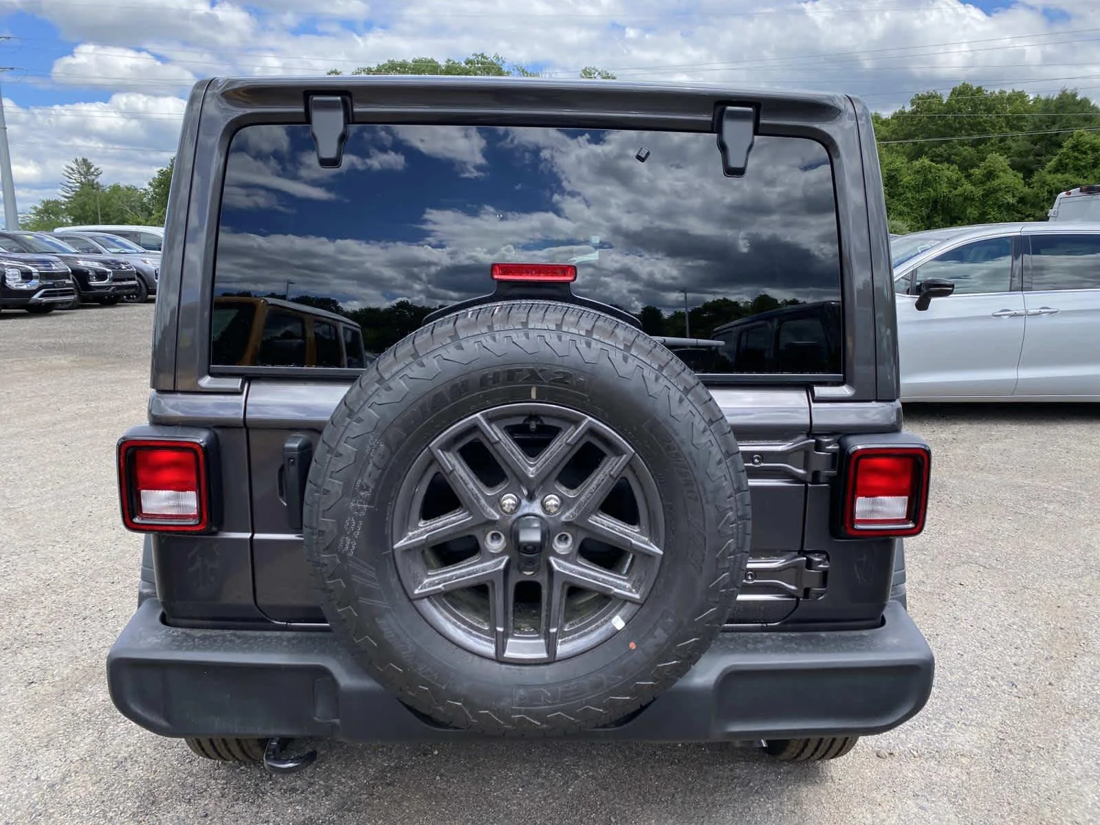New 2026 Granite Crystal Metallic Clear-Coat Exterior Paint Jeep Sport S image 4