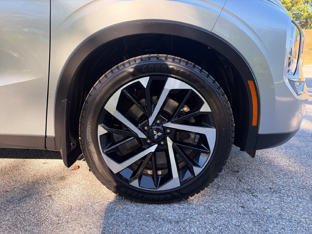 Used 2022 Silver Mitsubishi SE image 45