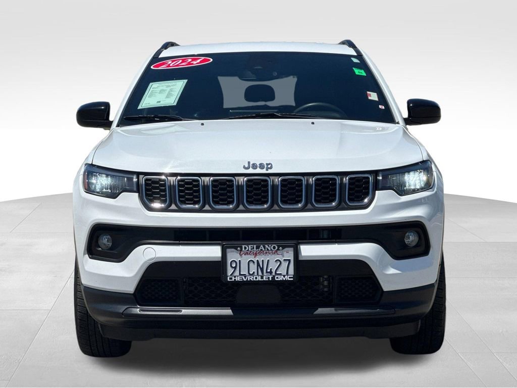 Used 2024 White Jeep Latitude image 8