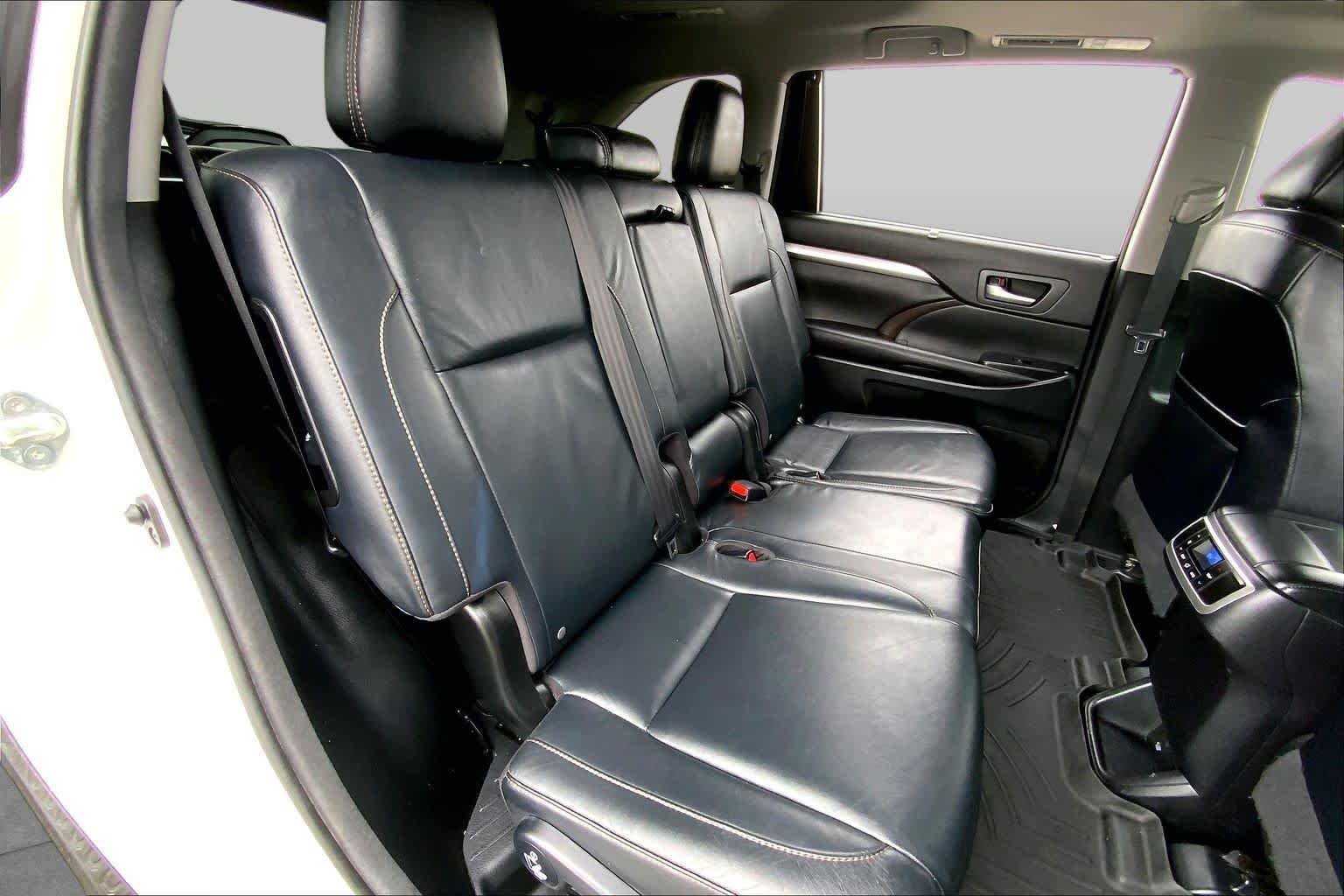 Used 2016 Blizzard Pearl Toyota XLE image 19
