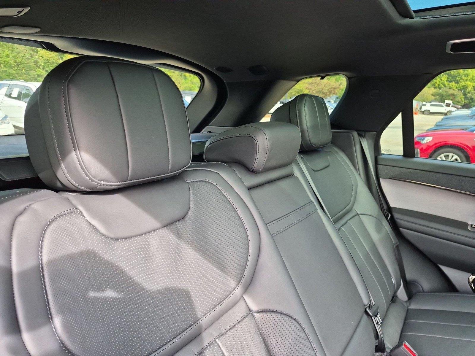 New 2027 Santorini Black Land Rover SE image 32