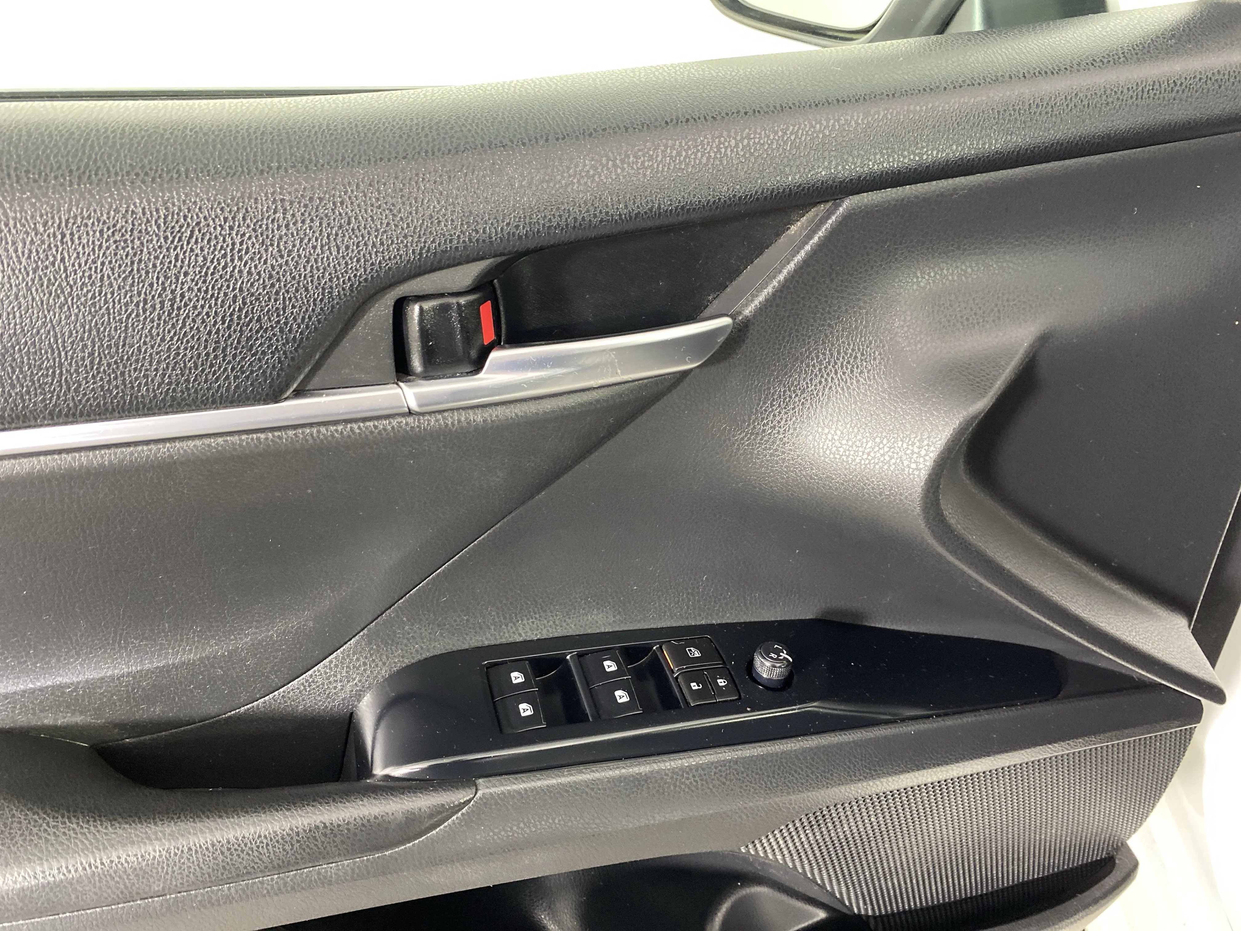 Used 2018 Super White Toyota SE image 14