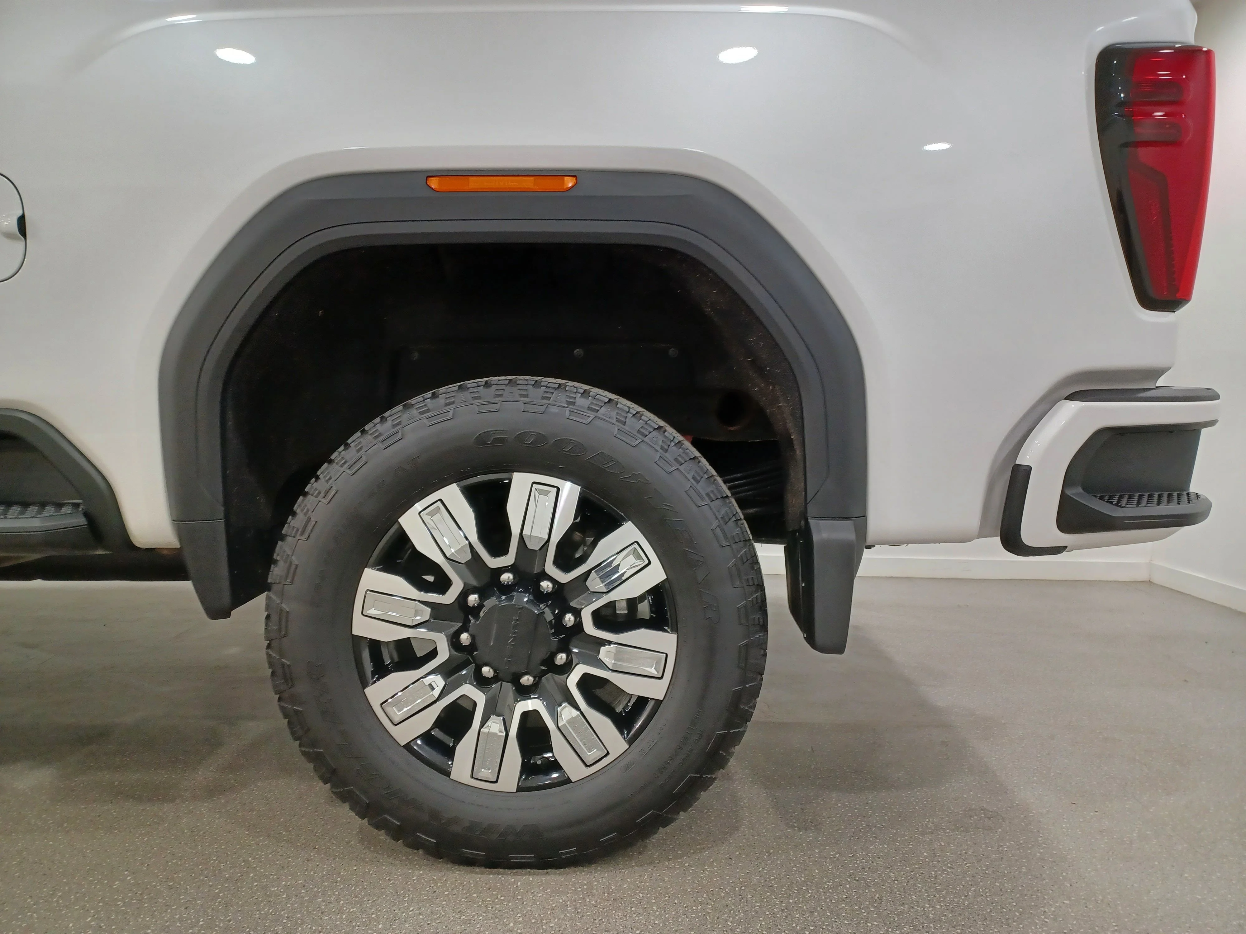 Certified Used 2025 White Frost Tricoat GMC Denali 4WD*No Lux Tax | 6.6L Duramax Diesel | Adapt Cruise | Remote Start | Cooled Leather | Tow Pkg image 21