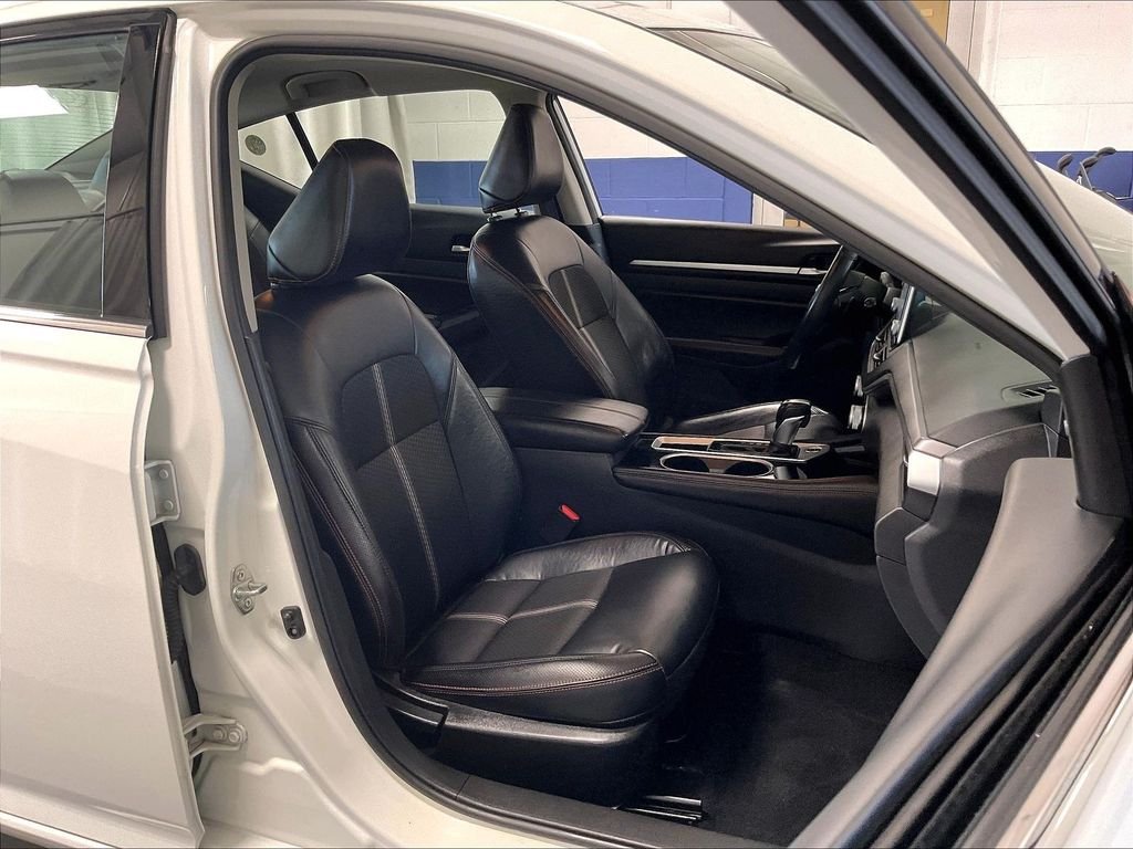 Used 2024 White Nissan 2.5 SR image 11