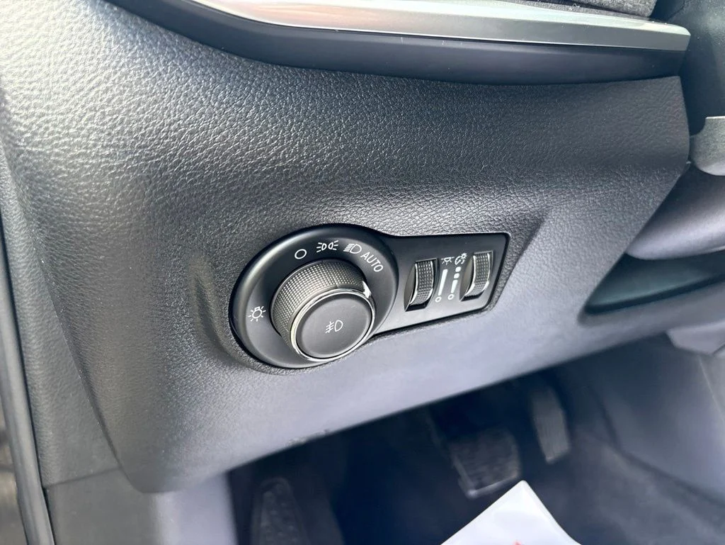Used 2022 Black Jeep Latitude Lux image 15