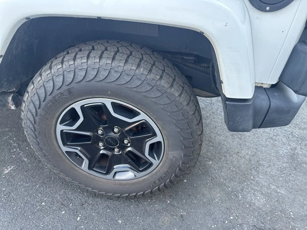 Used 2016 White Jeep Unlimited Rubicon image 40