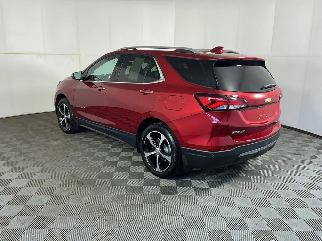 Used 2023 RADIANT RED TINTCOAT Chevrolet Premier image 9