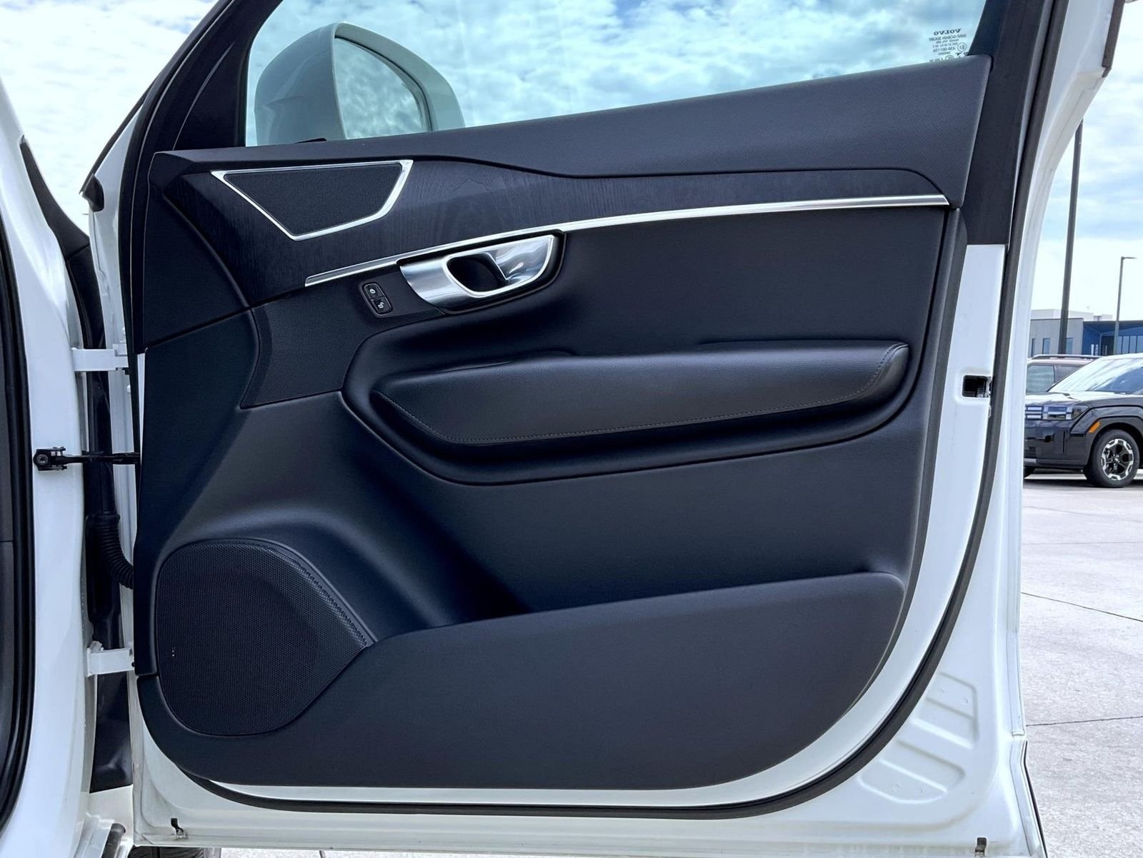 Used 2020 White Volvo T5 Momentum image 17