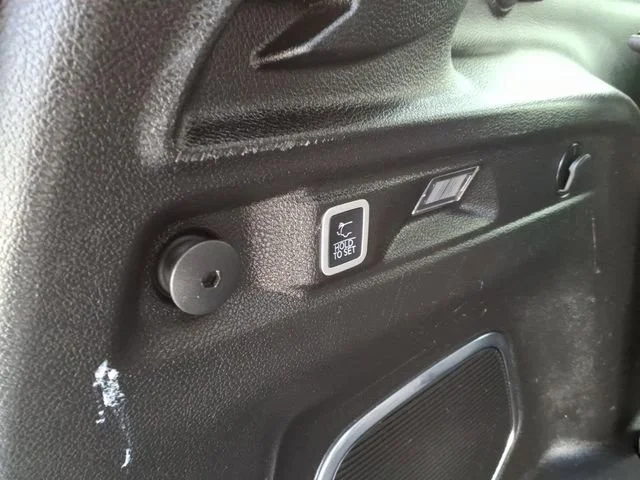 Used 2022 White Jeep Limited 4x4 image 7