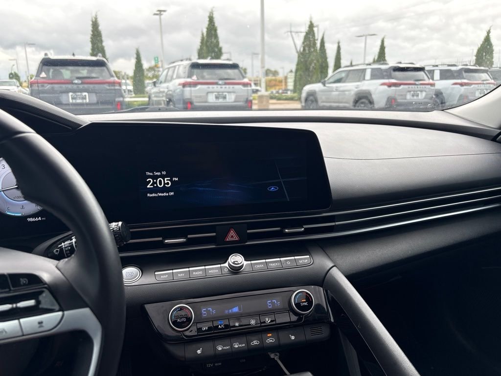 Used 2023 Black Hyundai Limited image 3