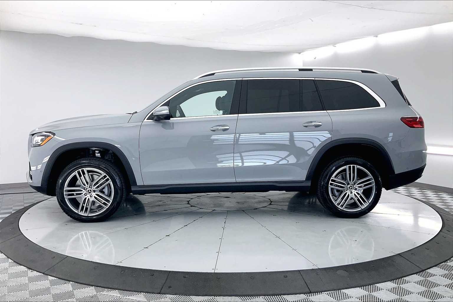 New 2025 MANUFAKTUR Alpine Grey Mercedes-Benz GLS 450 image 3
