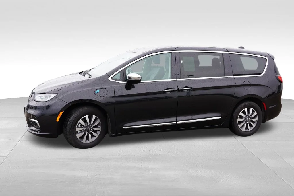 Used 2023 Brilliant Black Crystal Pearlcoat Chrysler Limited image 10