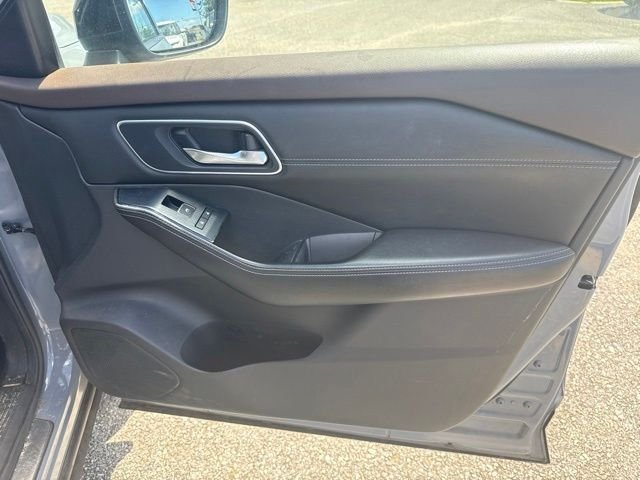 Used 2021 Gray Nissan Platinum image 13