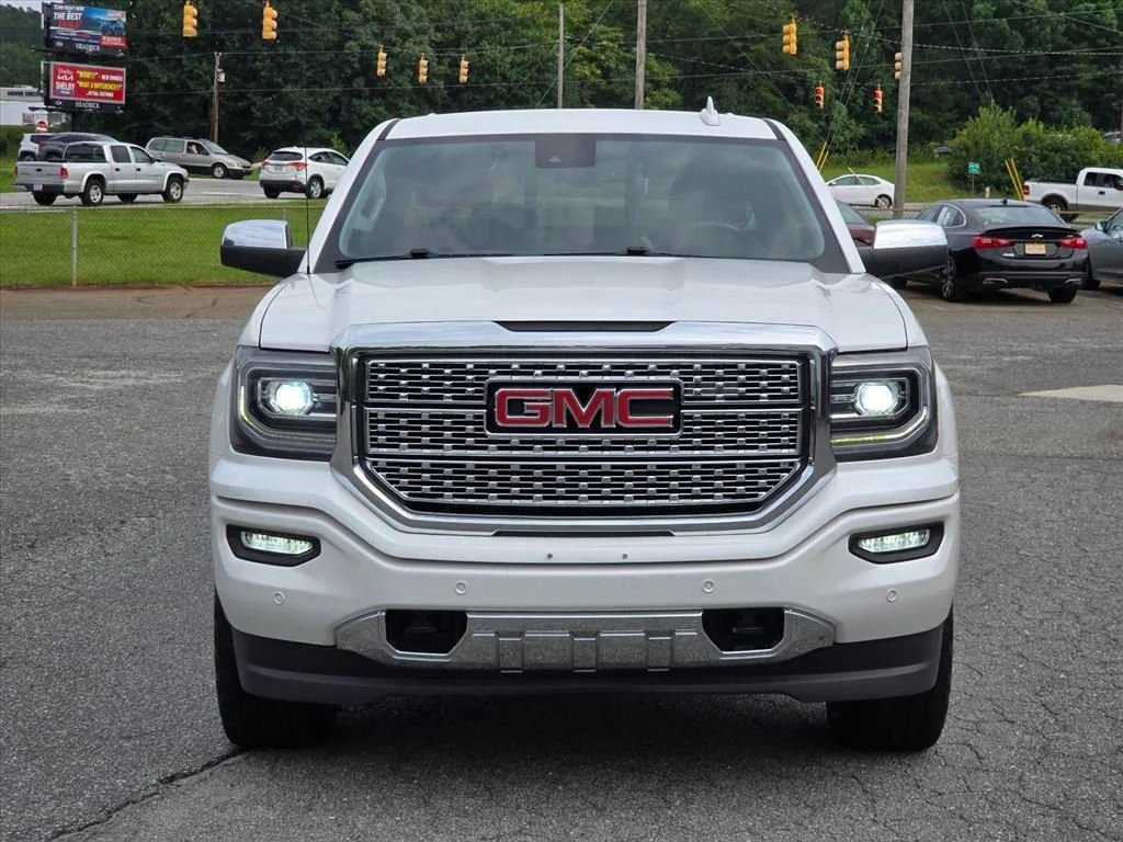 Used 2018 WHITE FROST TRICOAT GMC Denali image 22
