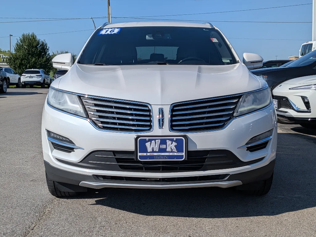Used 2017 White Platinum Metallic Tri-Coat Lincoln Select image 5