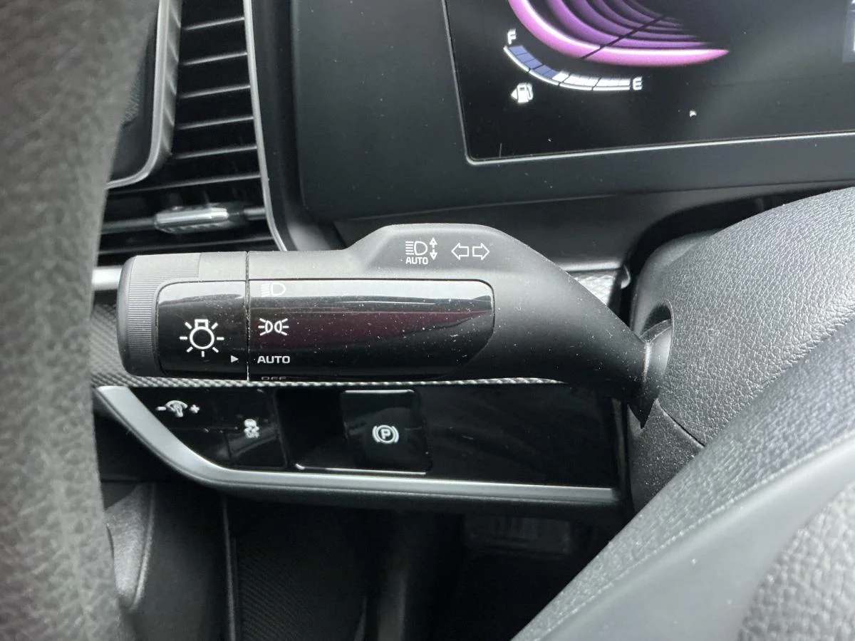Used 2023  Kia LX image 21