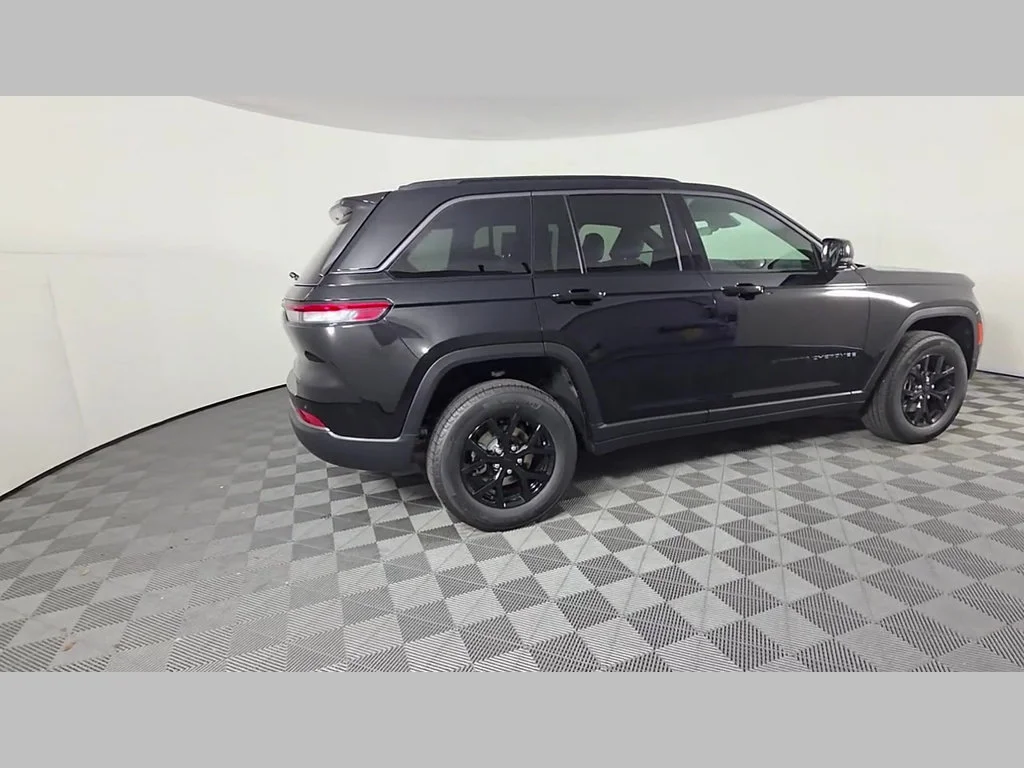 New 2026 Diamond Black Crystal Pearl-Coat Exterior Paint Jeep Laredo Altitude image 25