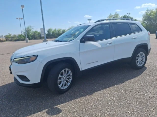 Used 2022 White Jeep Latitude Lux image 3