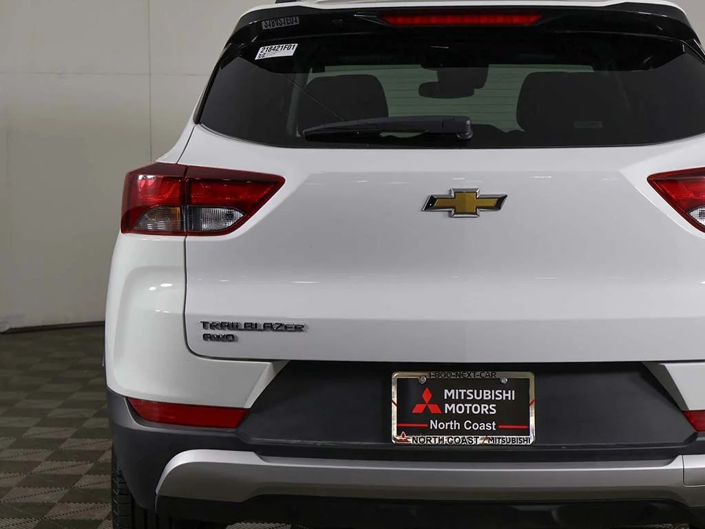 Used 2025 White Chevrolet LT image 12