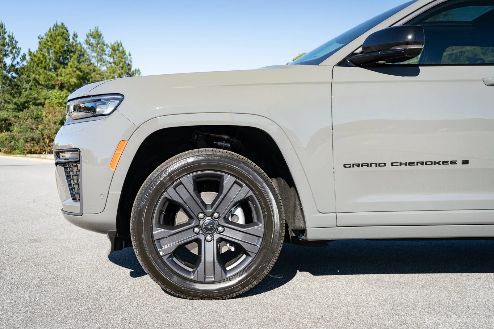 New 2027 Gray Jeep Limited Reserve image 4