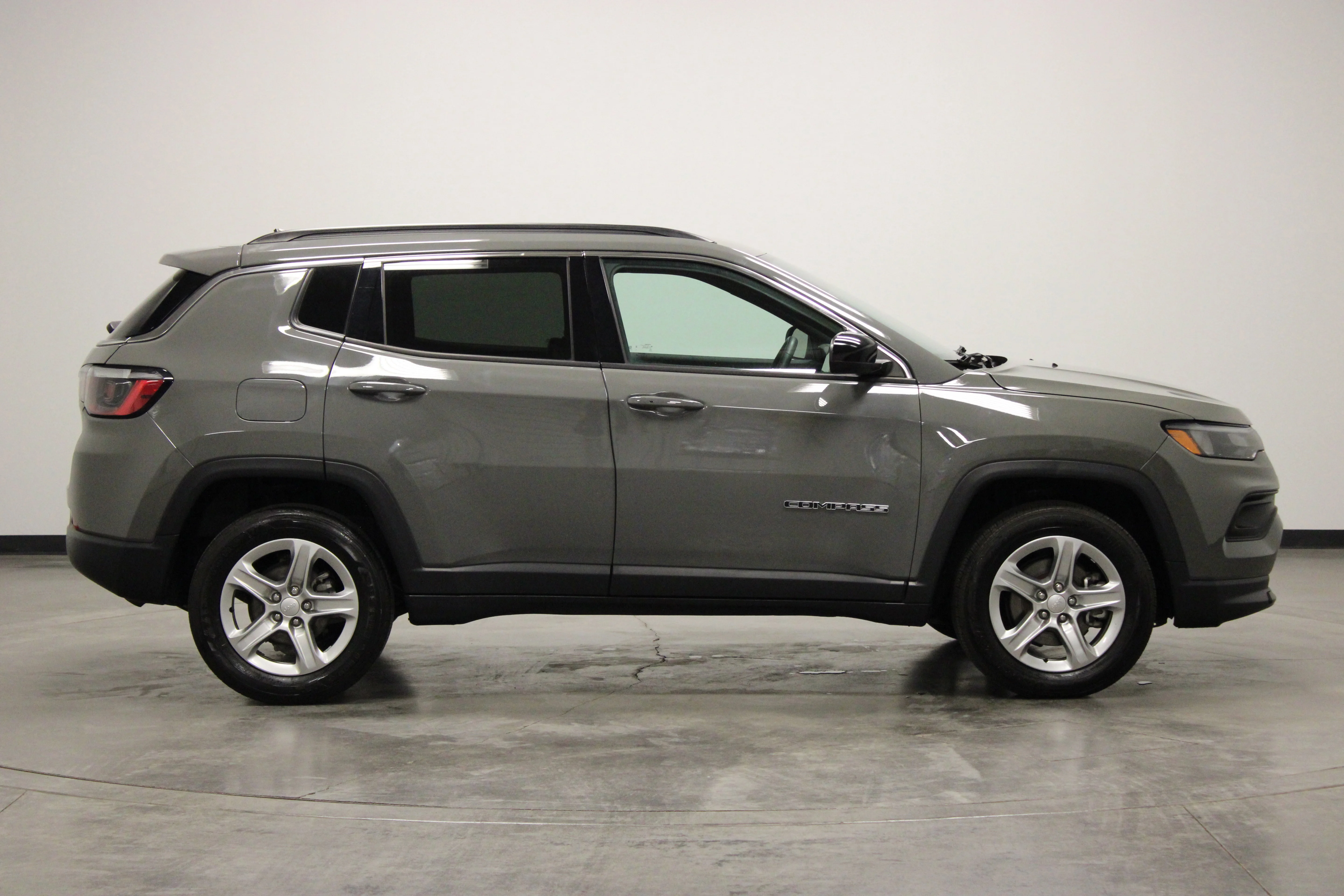 Used 2024 Sting-Gray Clearcoat Jeep Latitude image 9