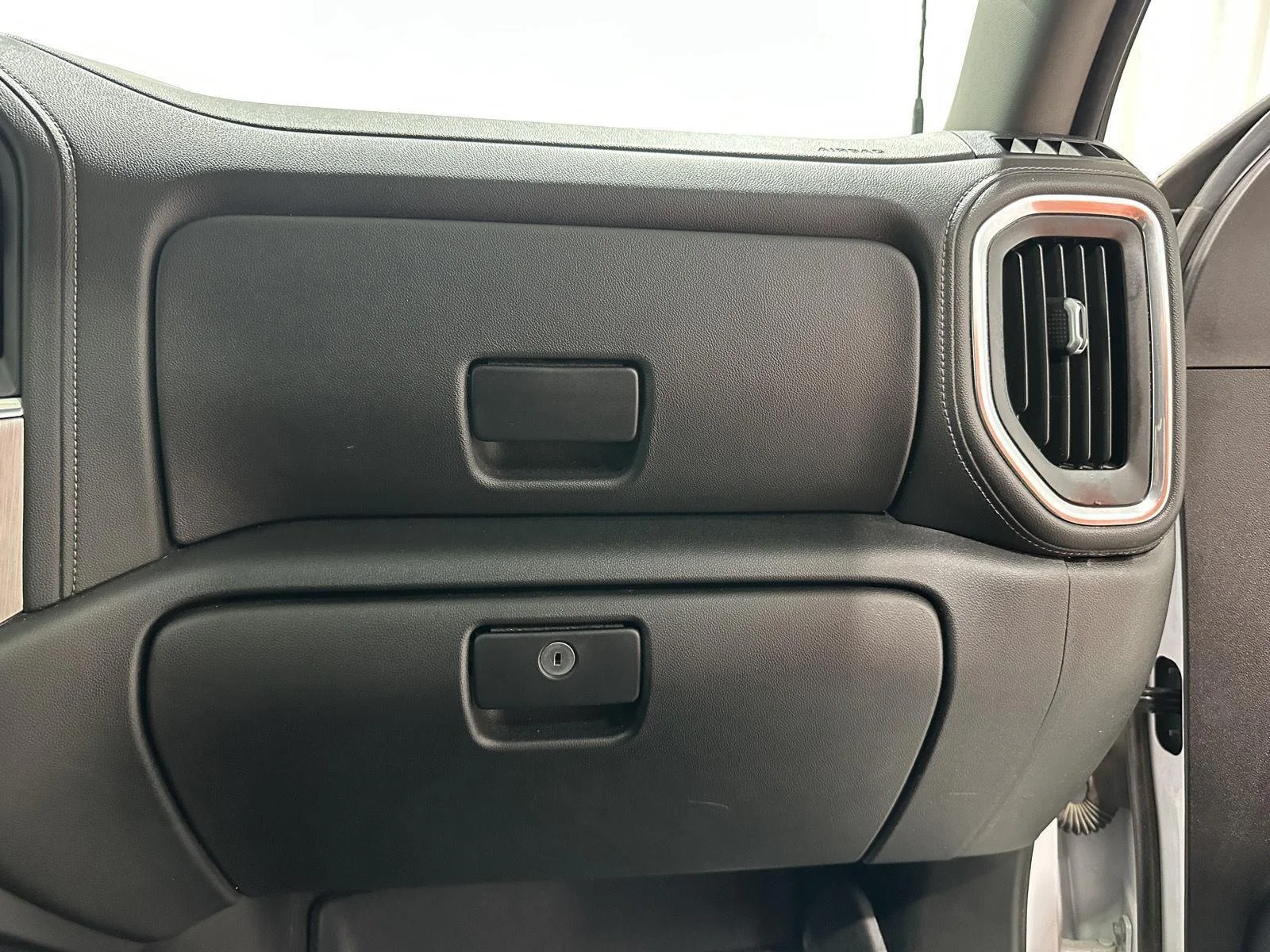 Used 2021 White Frost Tricoat GMC Denali image 29