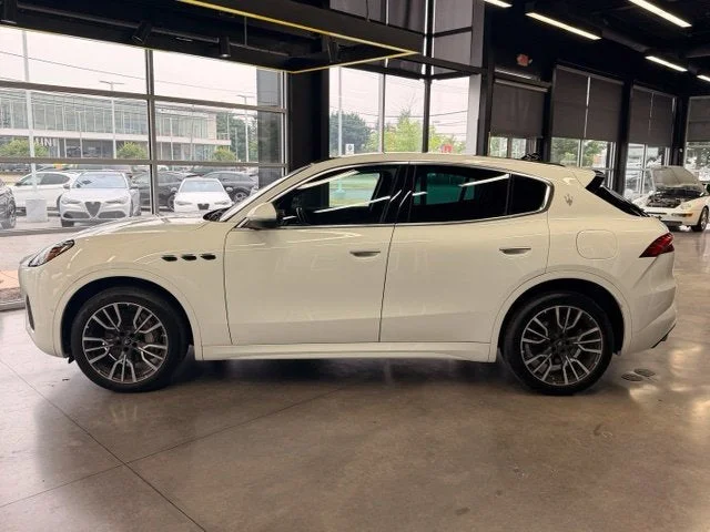 Used 2025 White Maserati Base image 3