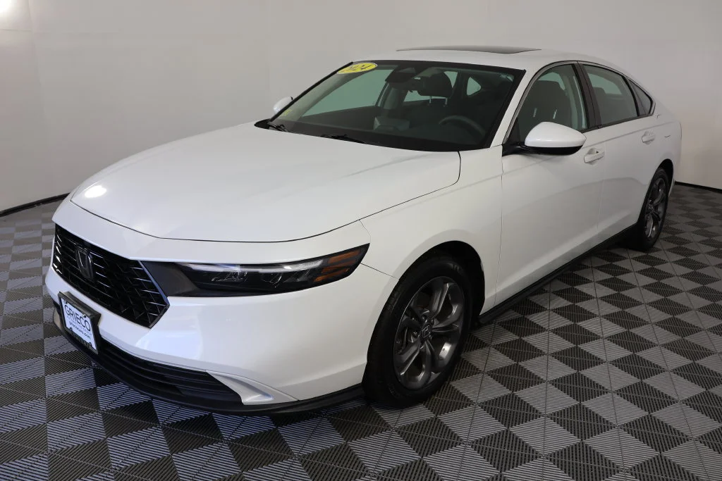 Used 2024 Platinum White Pearl Honda EX image 4