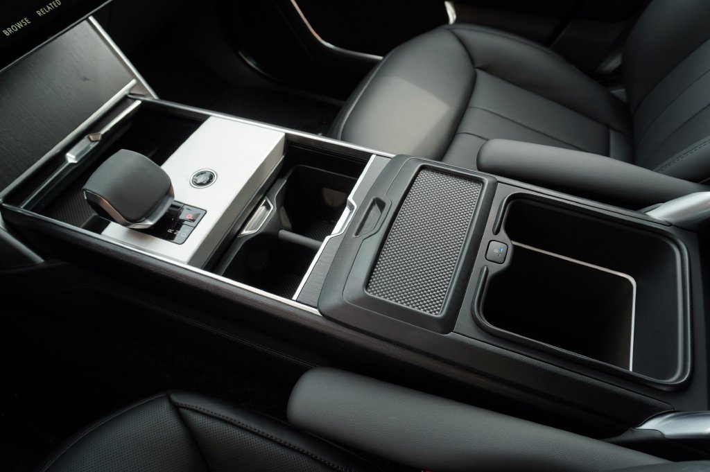 New 2026 Santorini Black Land Rover SE image 32