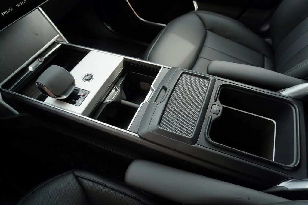 New 2026 Santorini Black Land Rover SE image 33